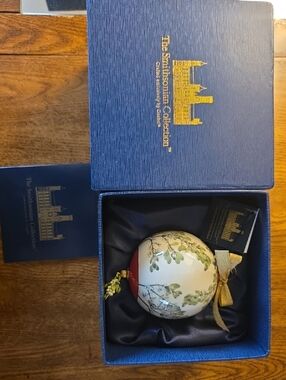 Goebel Smithsonian Collection mistletoe kissing ball porcelain ornament